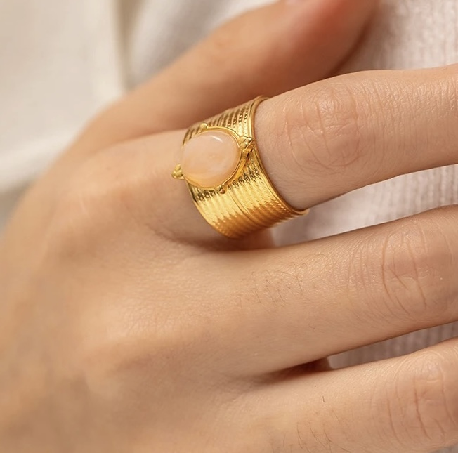 Bague en acier inoxydable ajustable dorée pas cher tendance cadeau pour femme pierre de lune