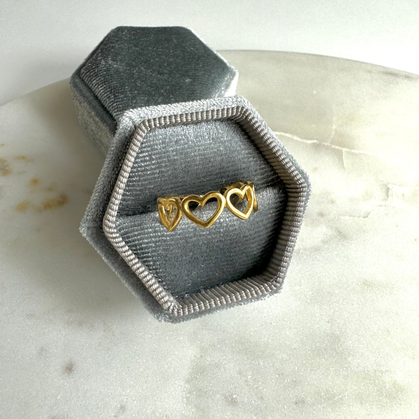 Bague en acier inoxydable dorée et ajustable motif cœur