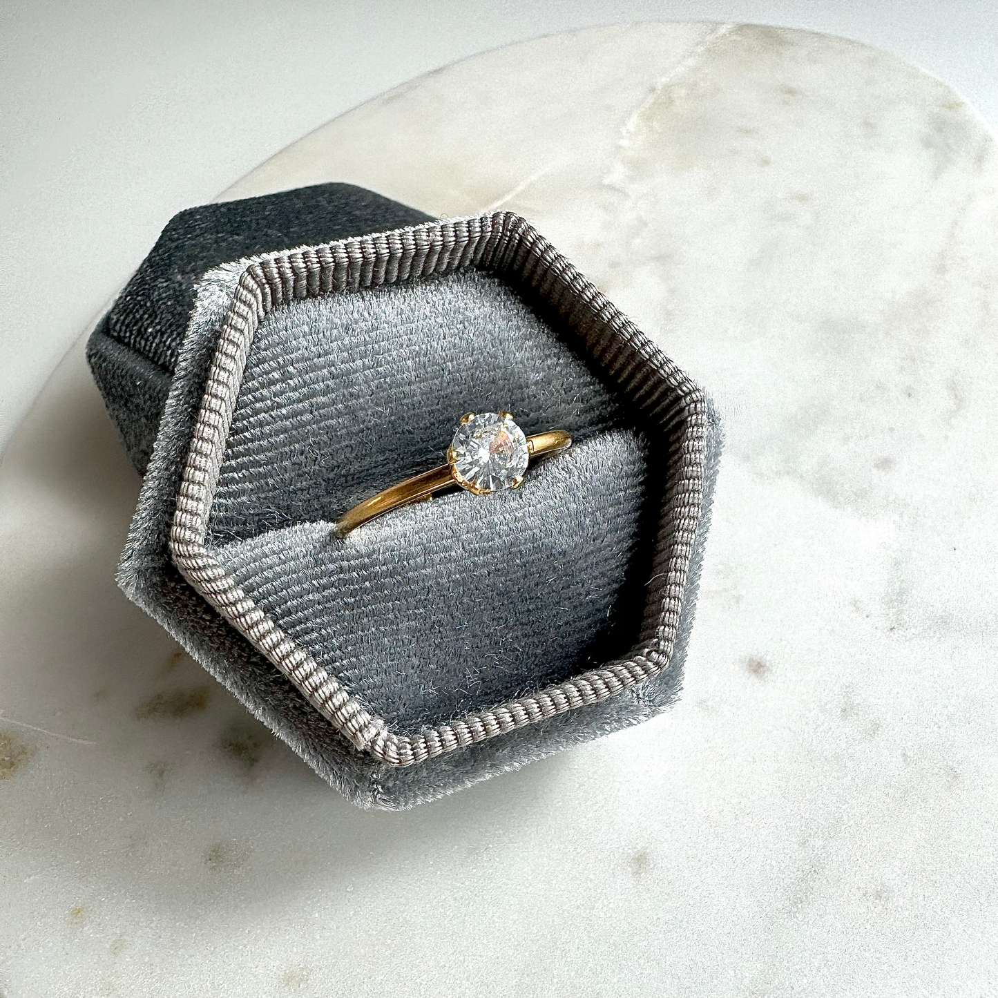 Bague solitaire en acier inoxydable dorée