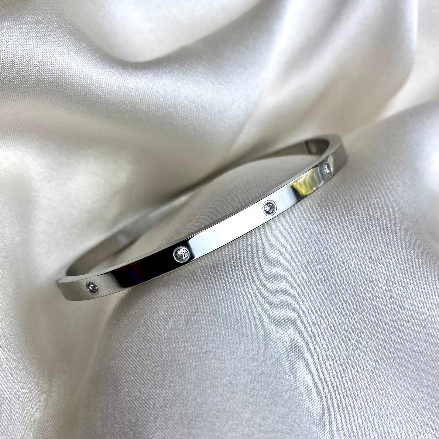 bracelet jonc en acier inoxydable argenté et perle zircon