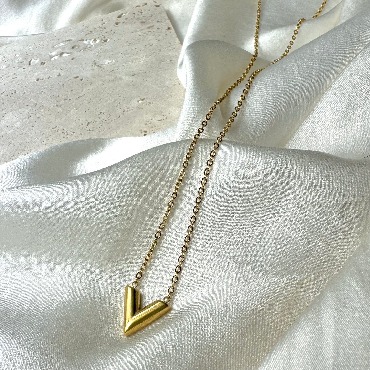 Collier V en acier inoxydable ajustable pas cher cadeau de Noël