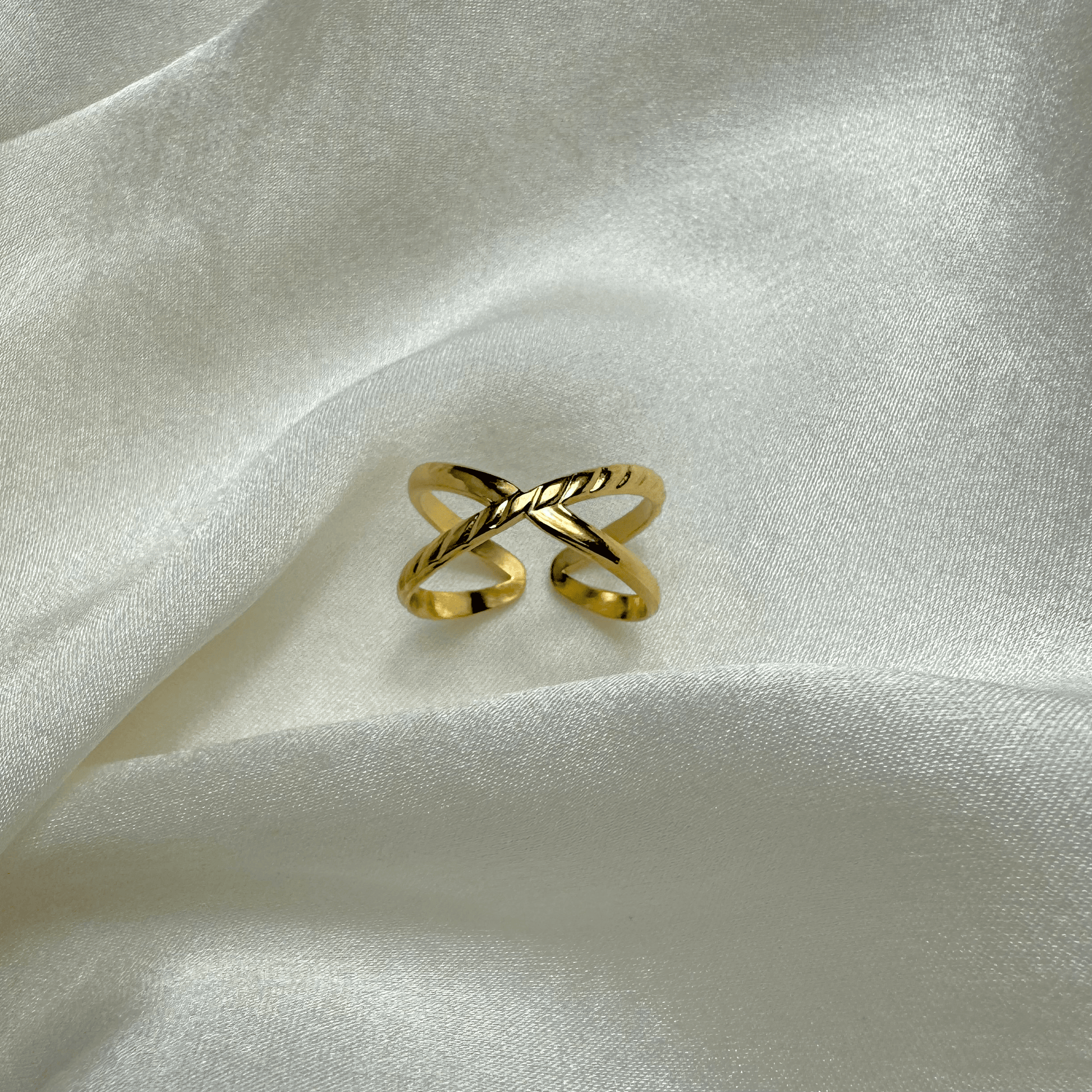 Talys I Bague en acier inoxydable ajustable dorée – By Joelle