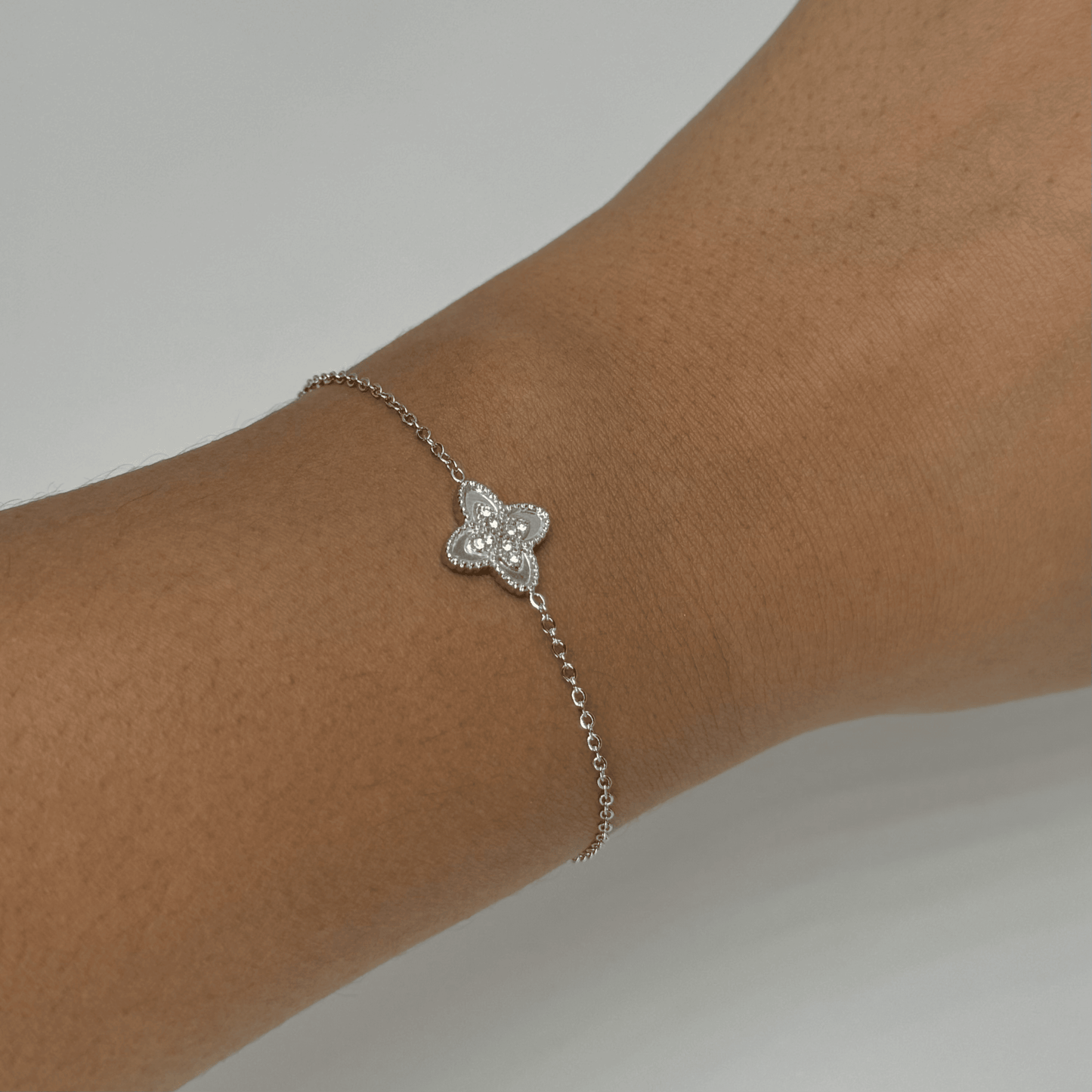 Bracelet trèfle en acier inoxydable argenté pas cher cadeau femme 