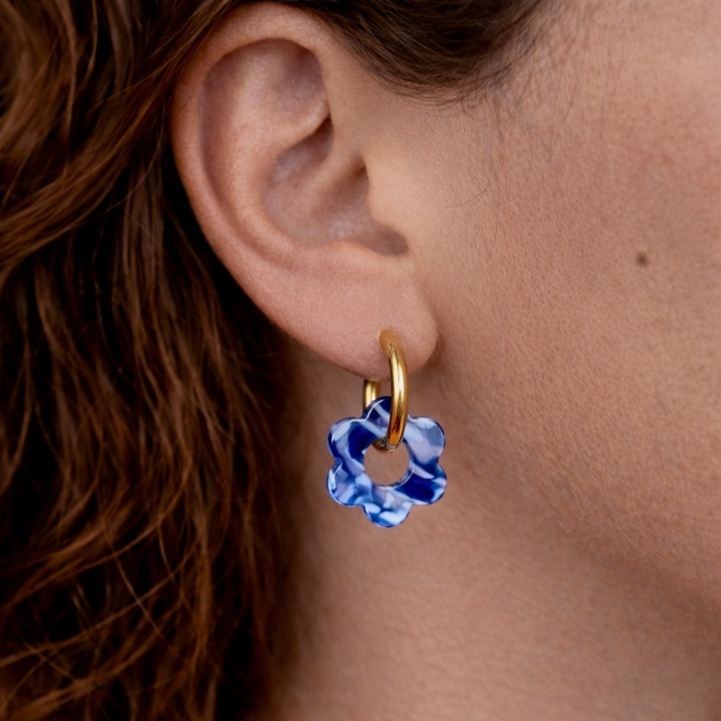 Boucles d’oreilles fleur bleu résine 